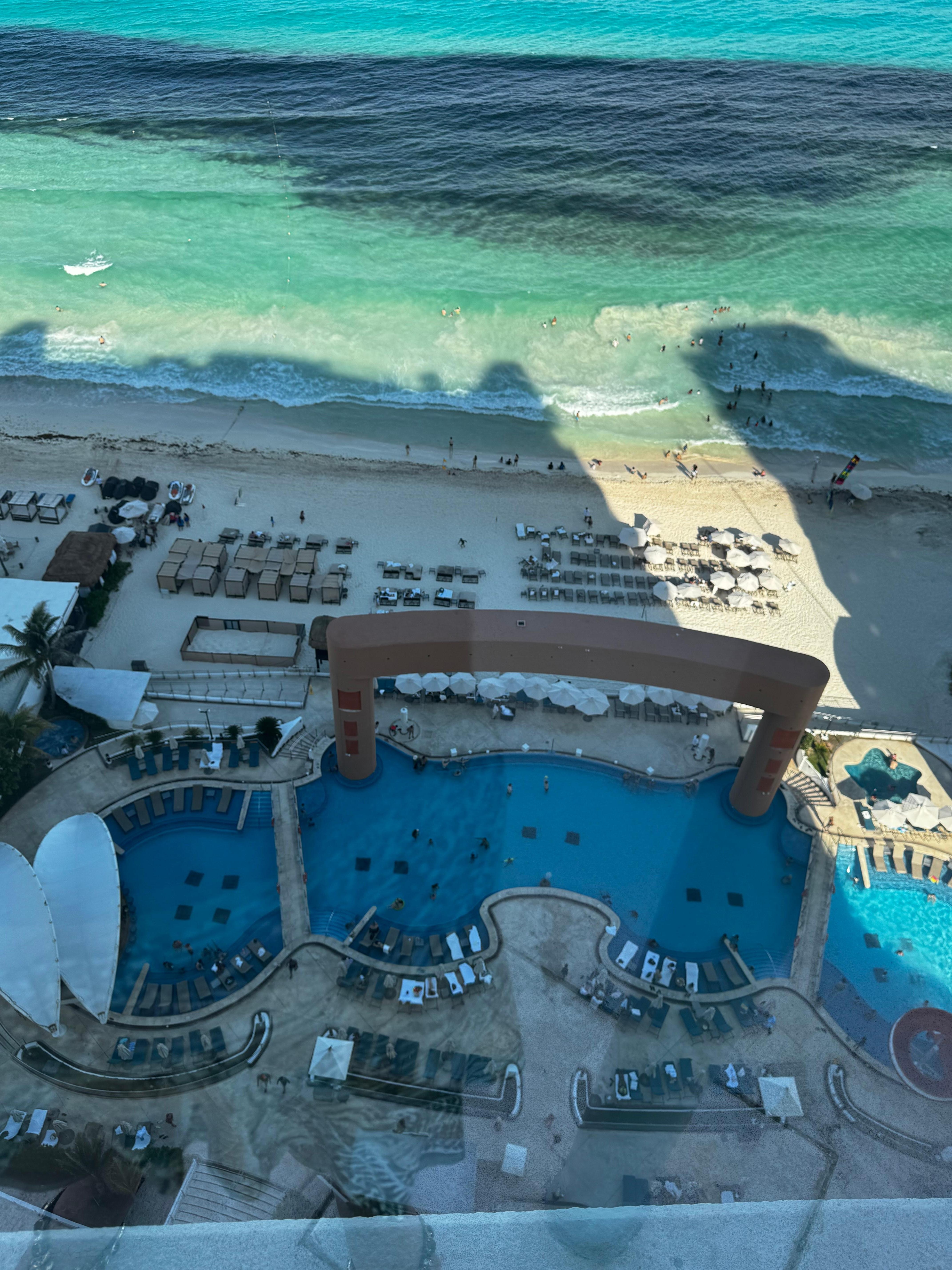 Vista da sacada do quarto (praia/Sargaço e piscinas)