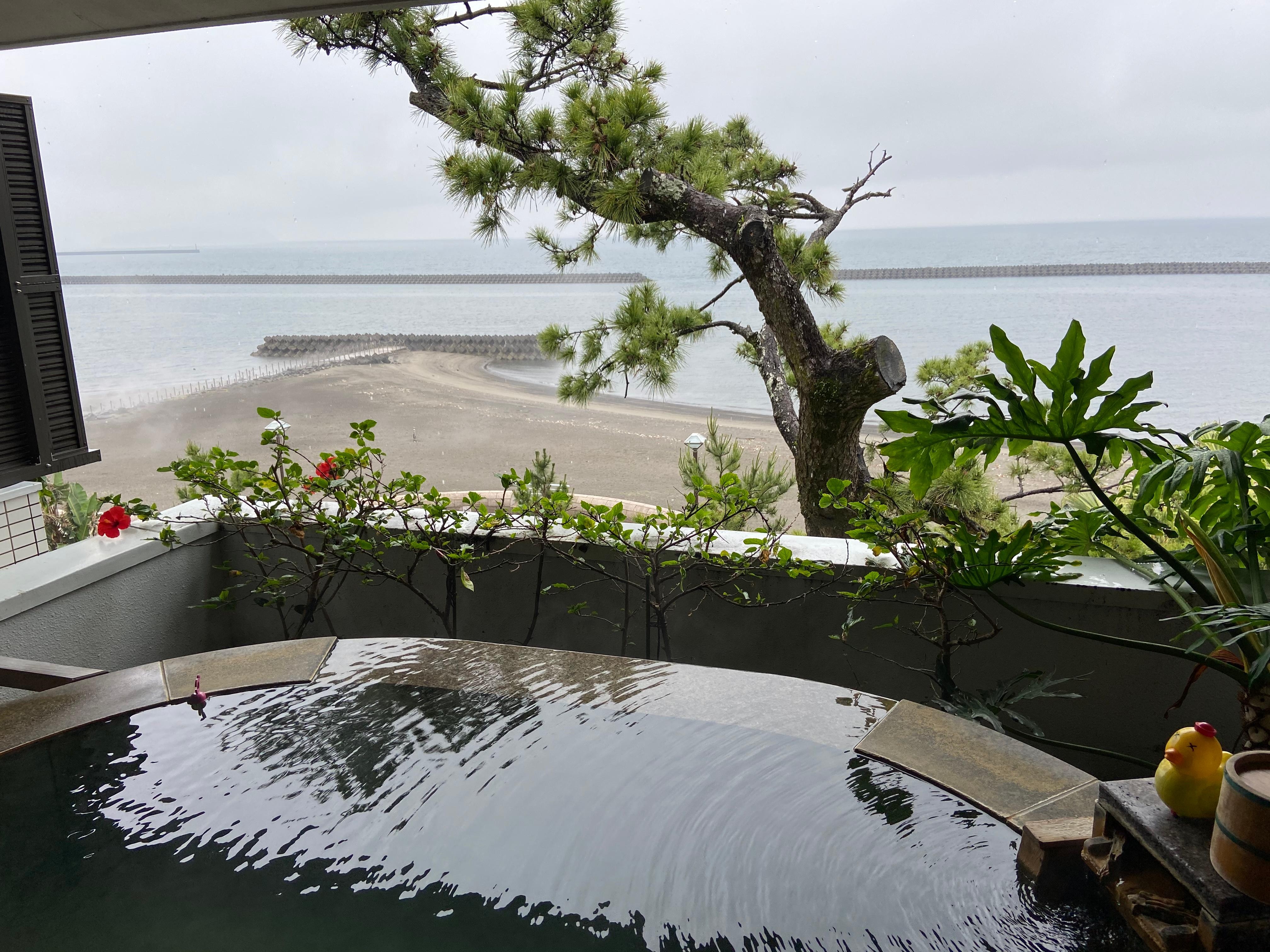 部屋に付いている露天風呂、右側に木製ブランコあります。