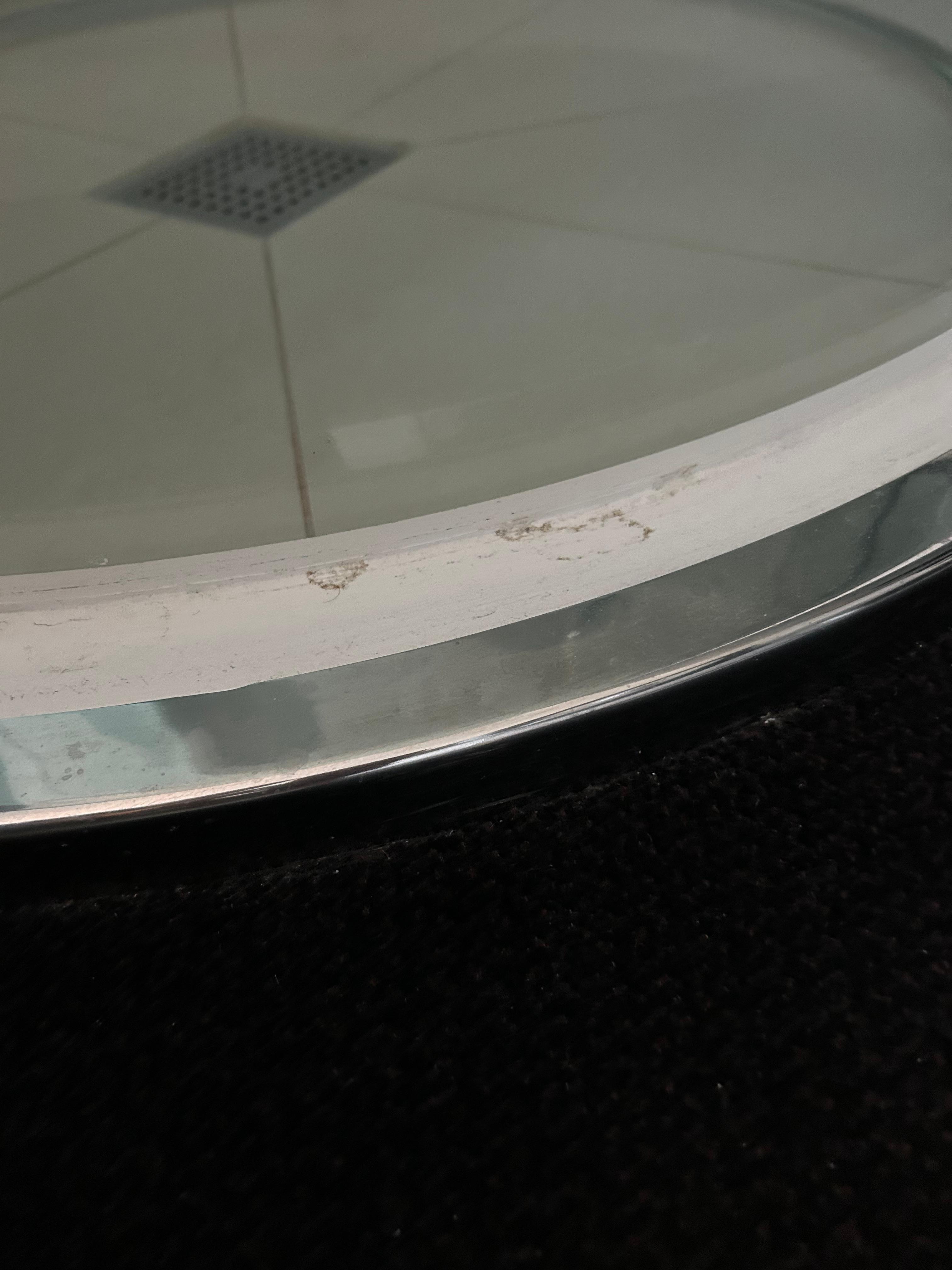 Beskidt brusekabine på ydersiden som er lige ved siden af sengen