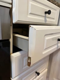 Küchenfolierung defekt, Türen und Schubladen schließen teilweise nicht richtig