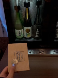 酒ラウンジでは、10種類位の日本酒から1種類400円で
呑めました