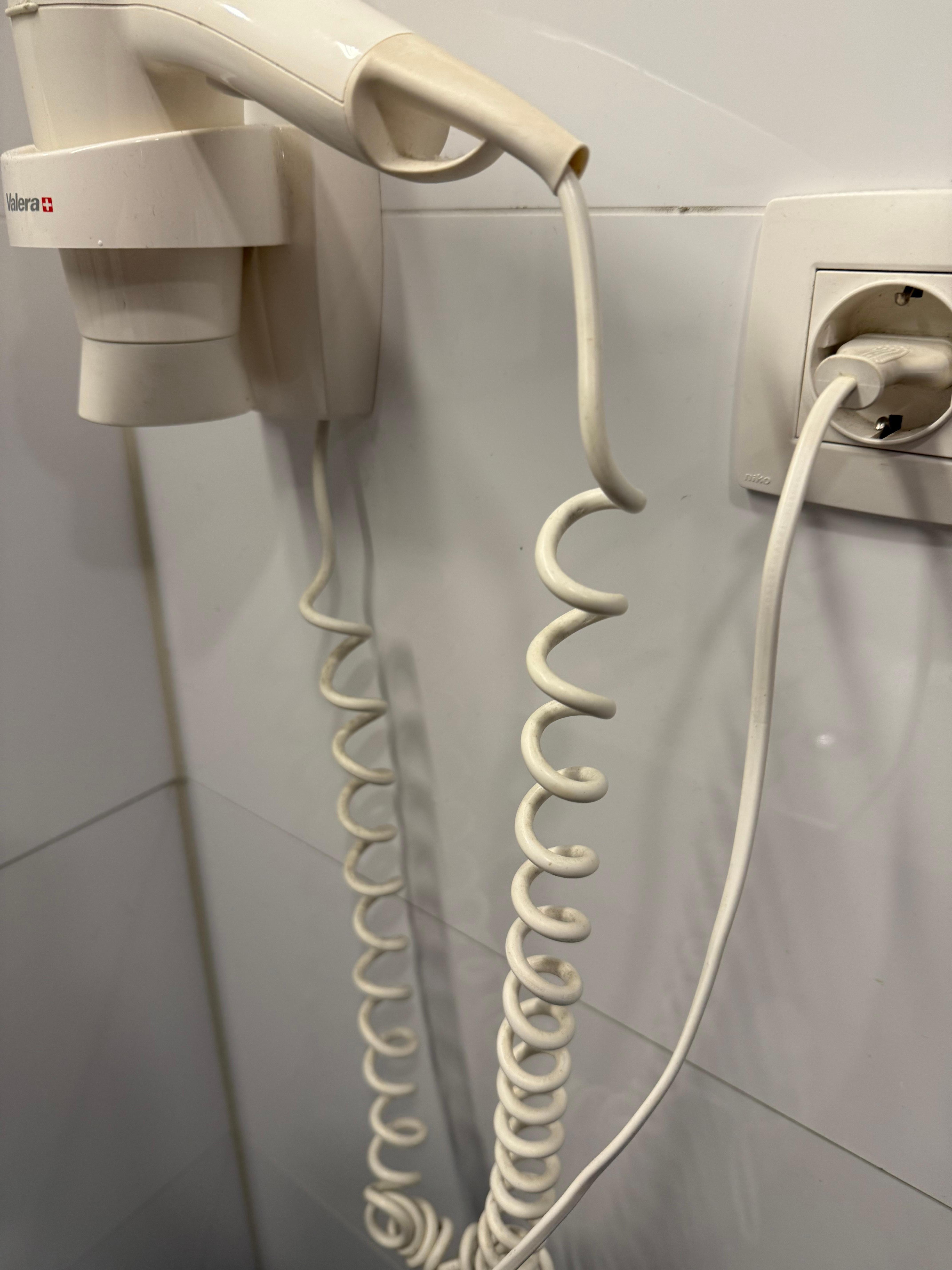 Asciuga capelli non più bianco ma bianco sporco più sporco non si può 