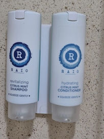 Shampp/conditioner in tub area