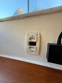 electrical outlet in bedroom