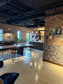 広々なダイニングアイランドキッチンです。
PC使っての仕事スペースにもなってます。