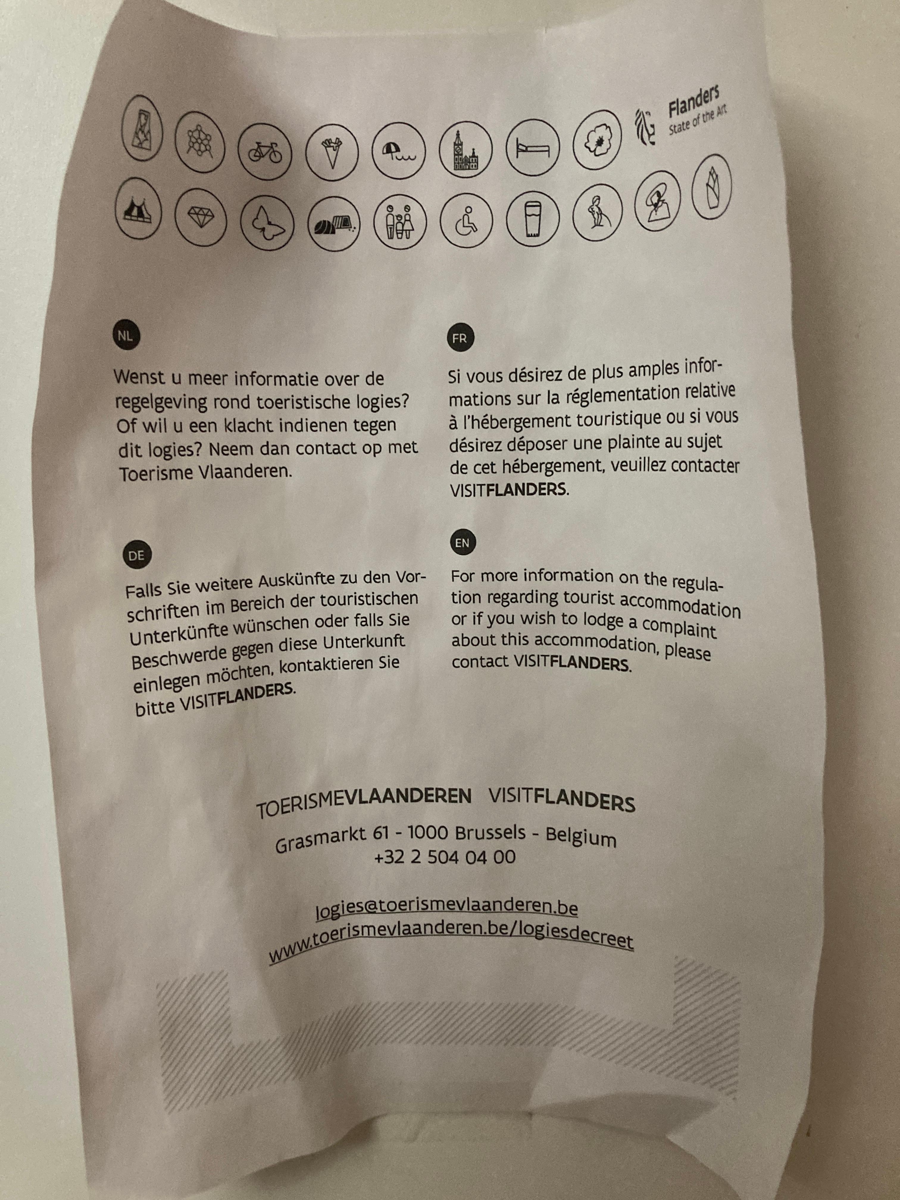 Affiche sur la porte de la chambre.