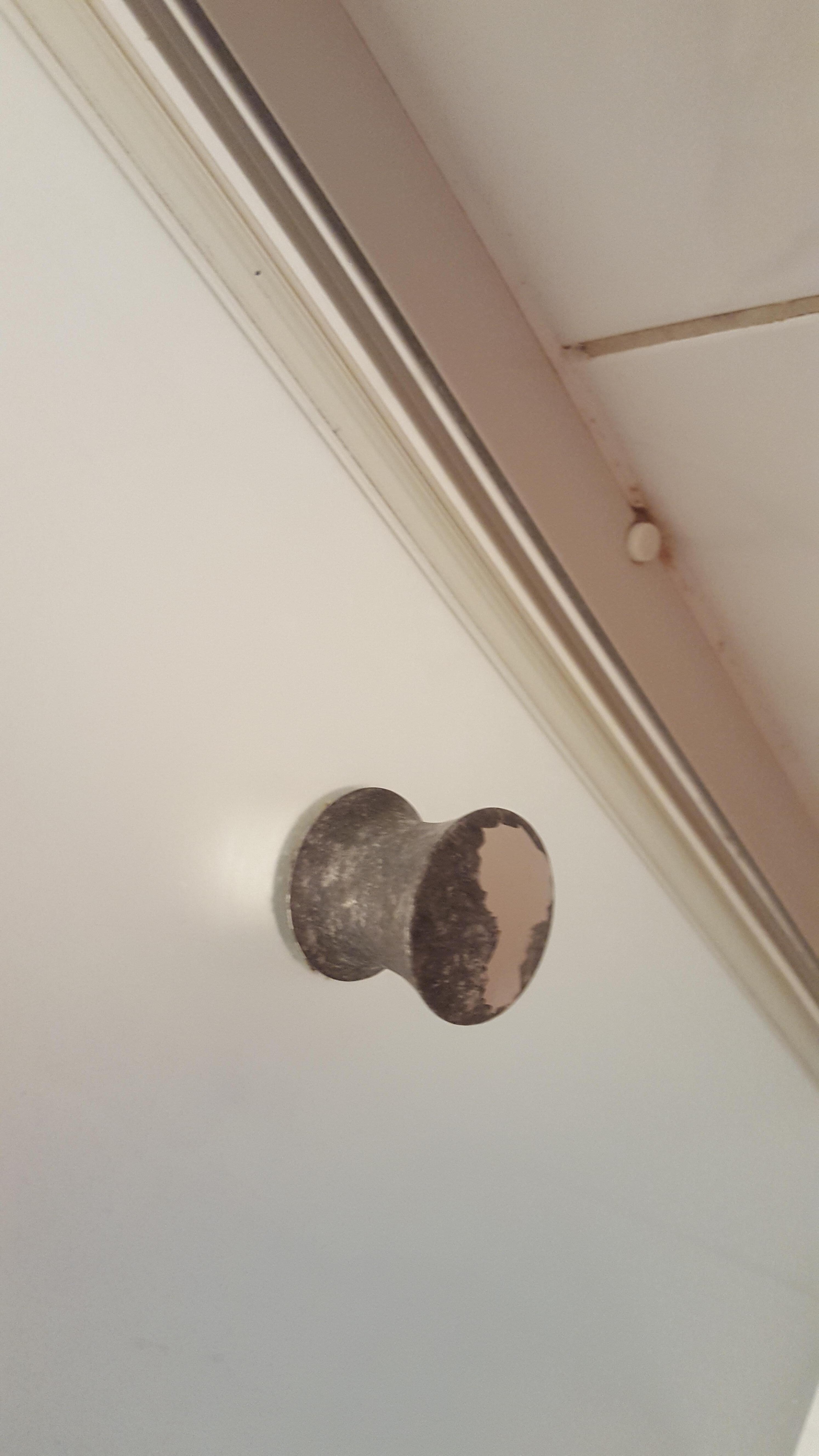 Verrosteter abgeplatzter Griff an der Duschtür 