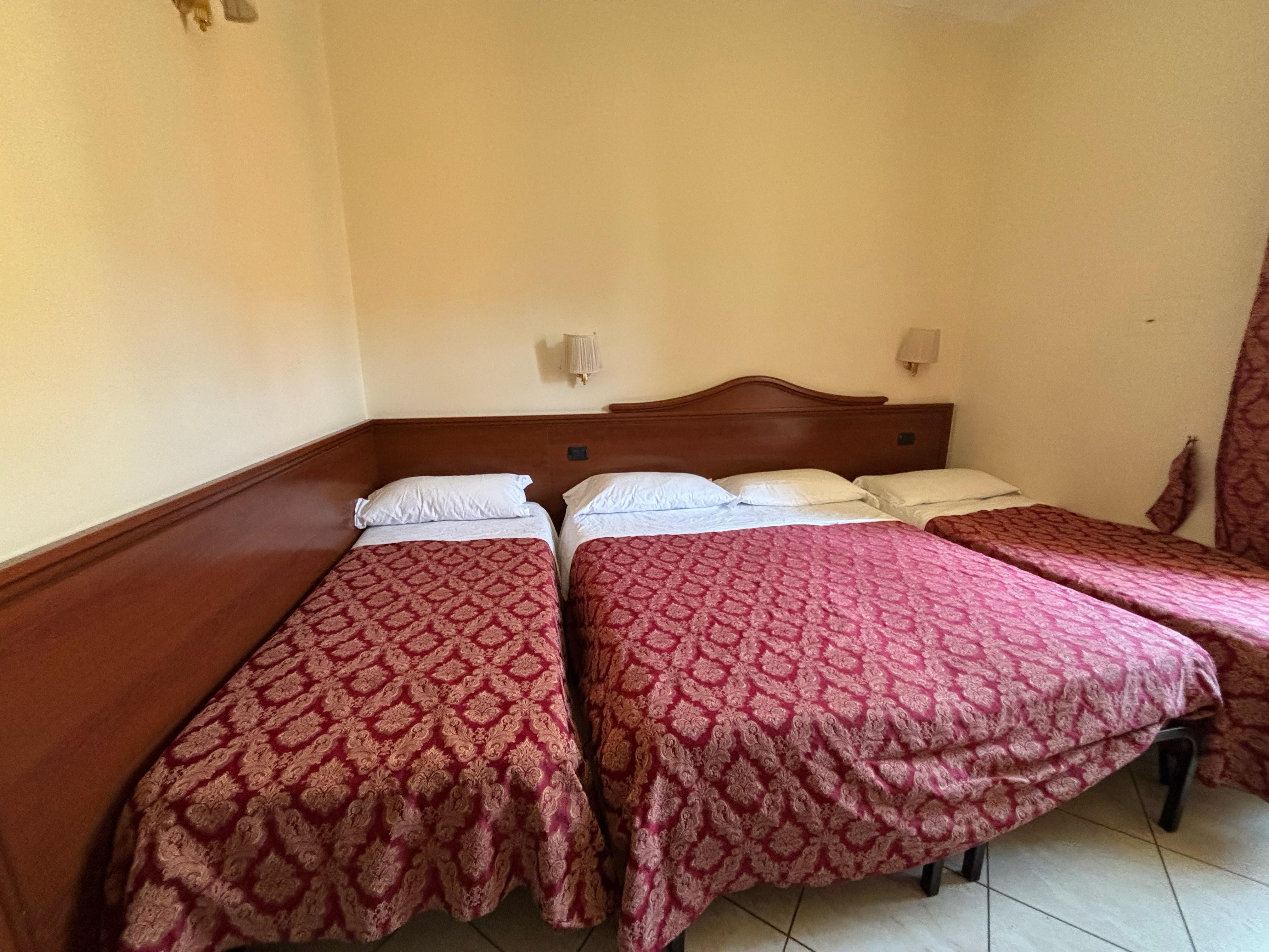 Je pose la question à Expedia si vous avez un handicap comme moi comment pouvez-vous ramper pour dormir sur ce lit inconfortable ?!!!! 