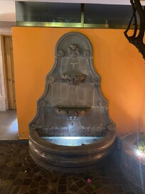 Una fuente en el patio