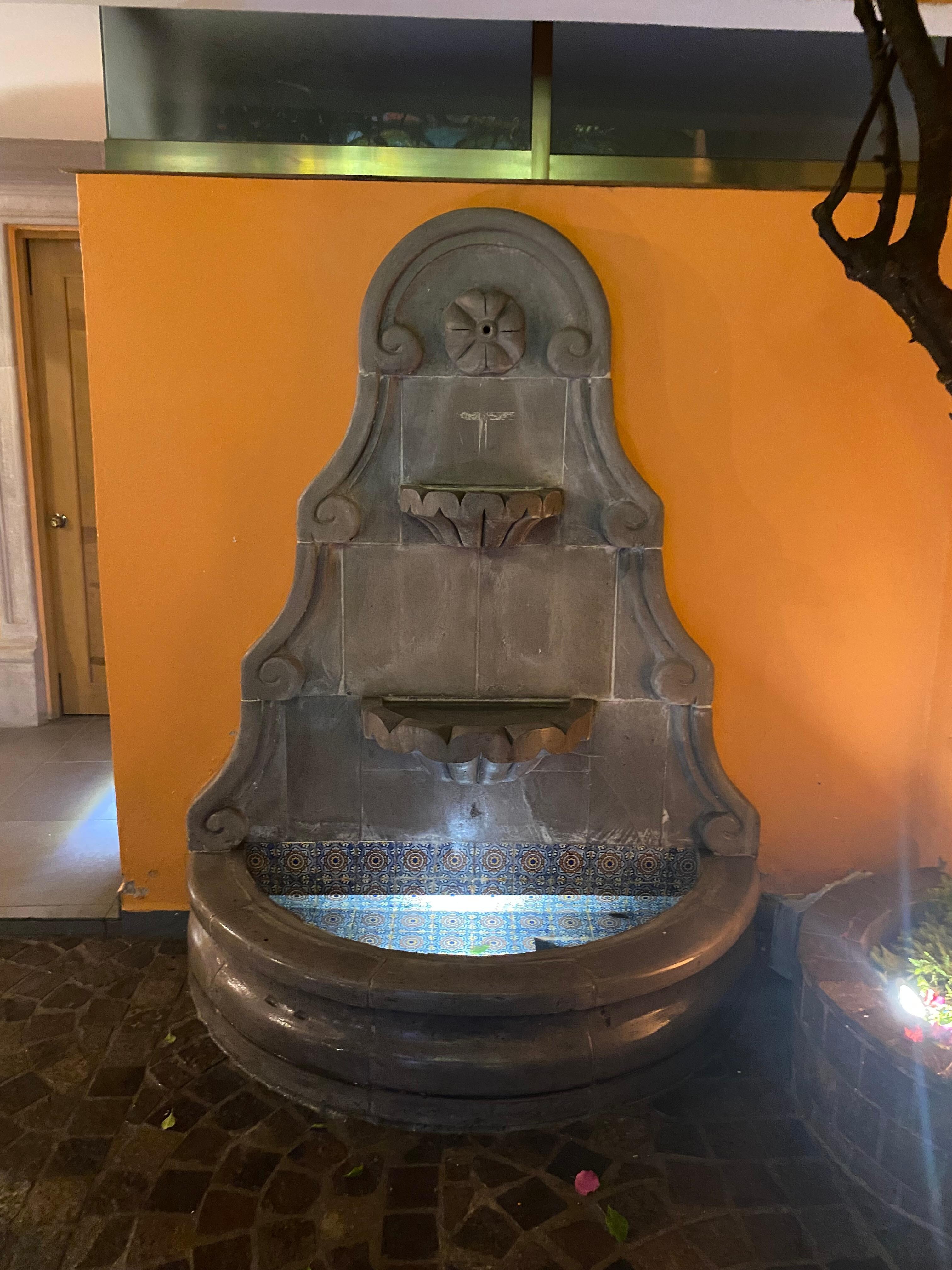 Una fuente en el patio