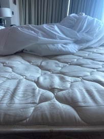 Colchões afundam quando vc dorme, e isto era na suíte, não no quarto mais barato.