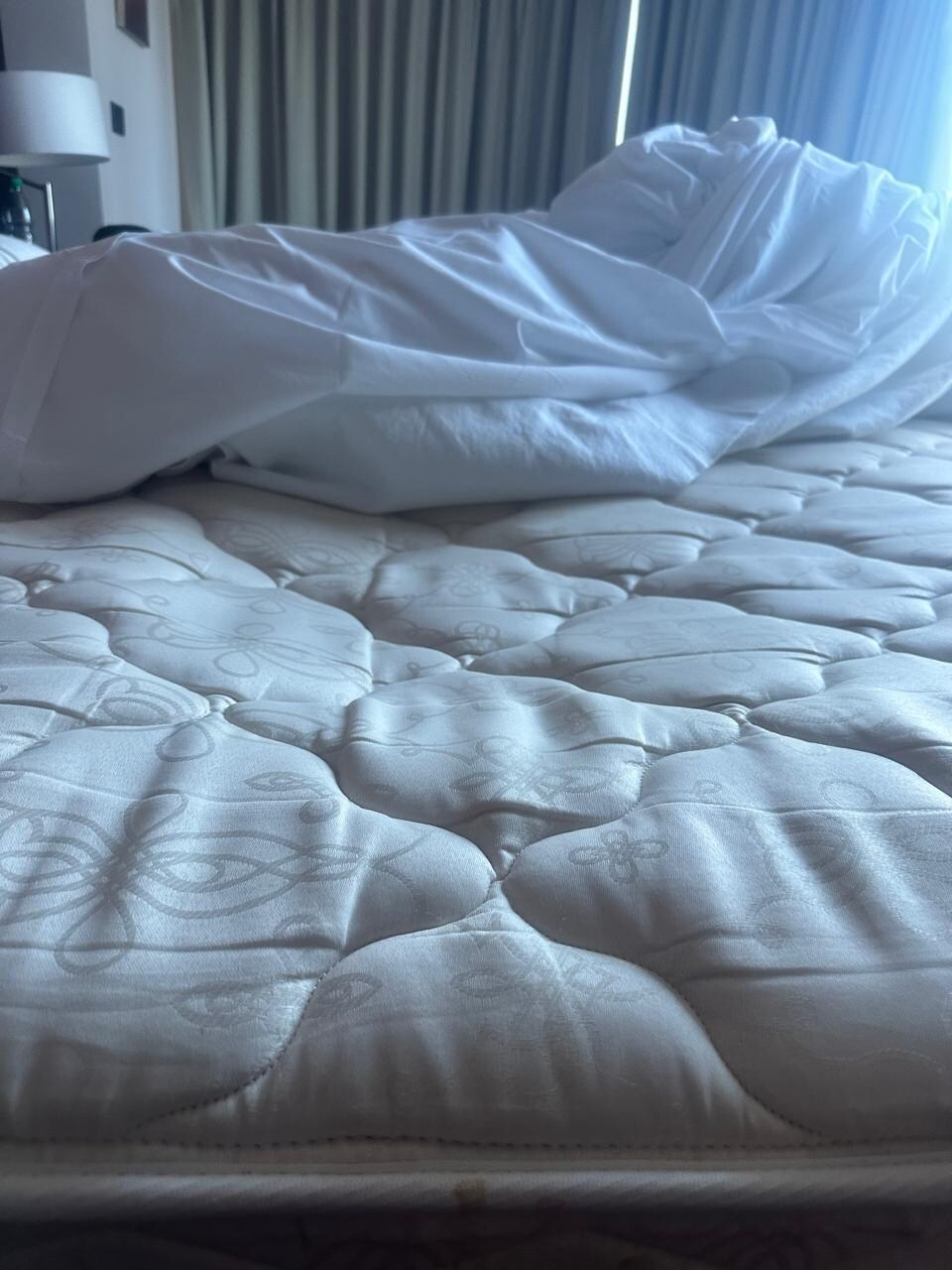 Colchões afundam quando vc dorme, e isto era na suíte, não no quarto mais barato.
