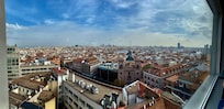 De la salle à manger on peut contempler une autre partie de la ville au petit déjeuner