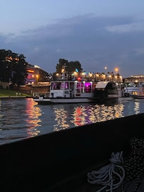 Flussfahrt am Abend