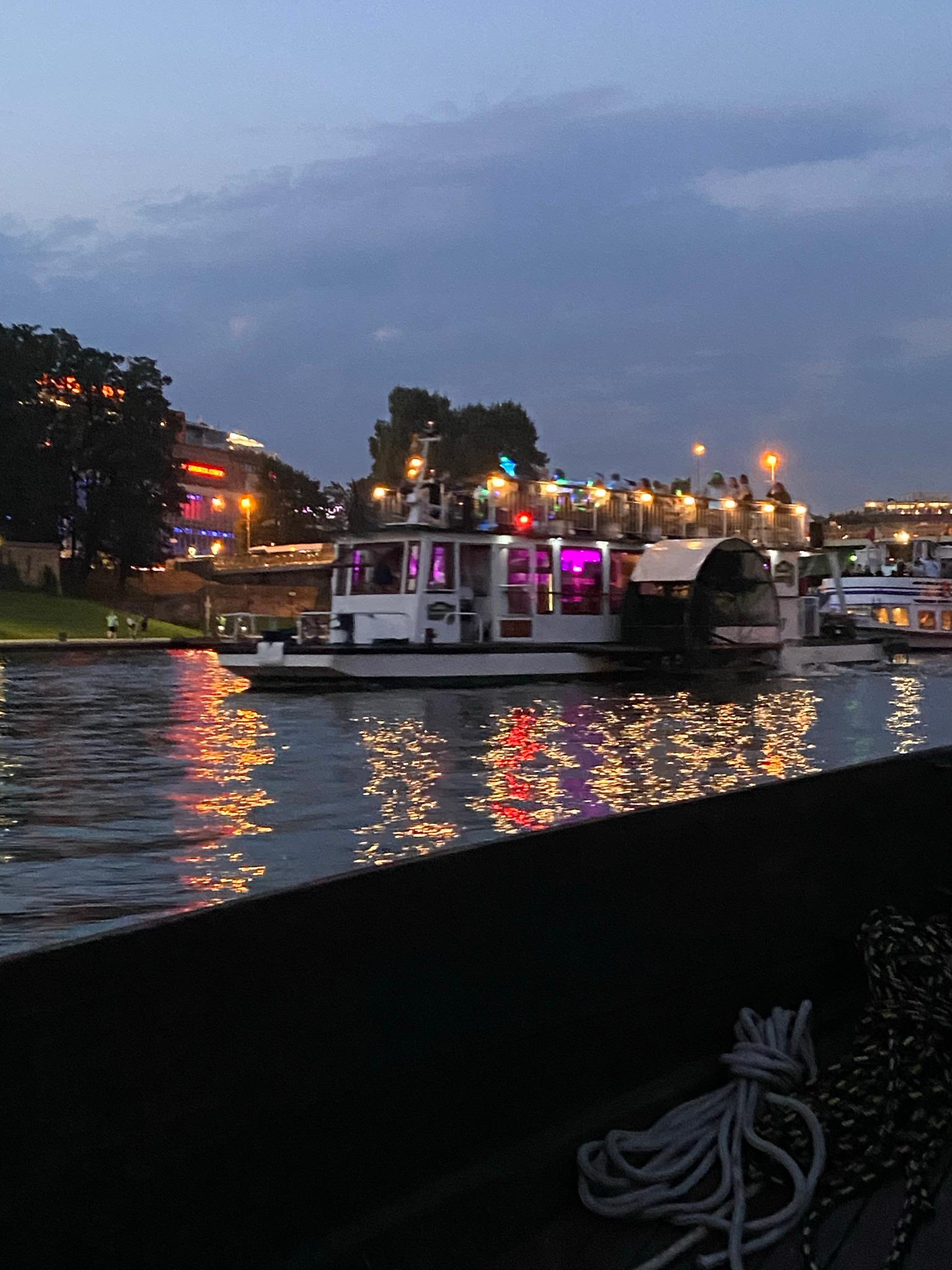 Flussfahrt am Abend 