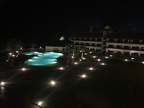 객실 테라스에서 바라본 수영장 전경