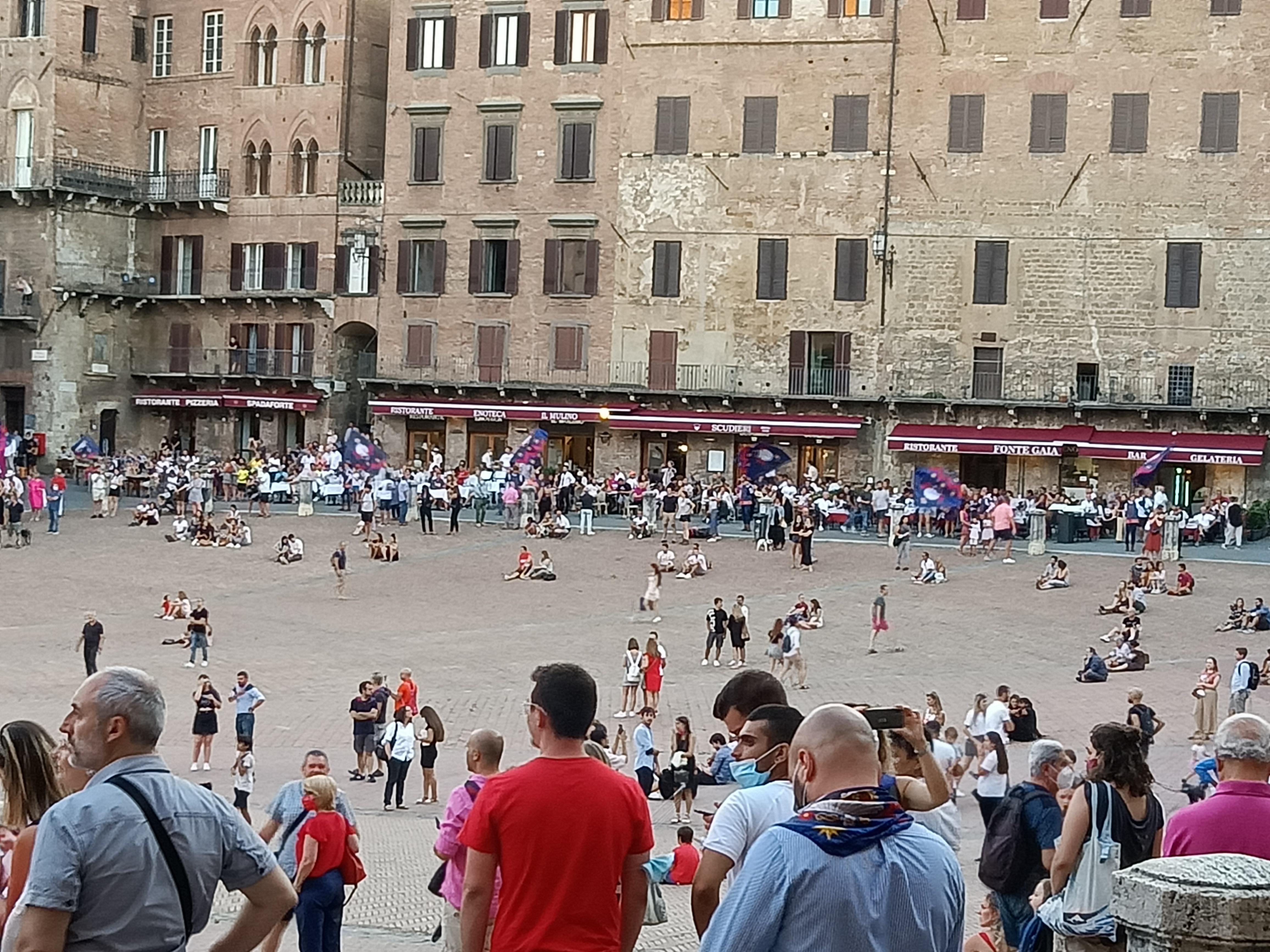 Corteo nella piazza del Campo