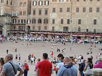 Corteo nella piazza del Campo