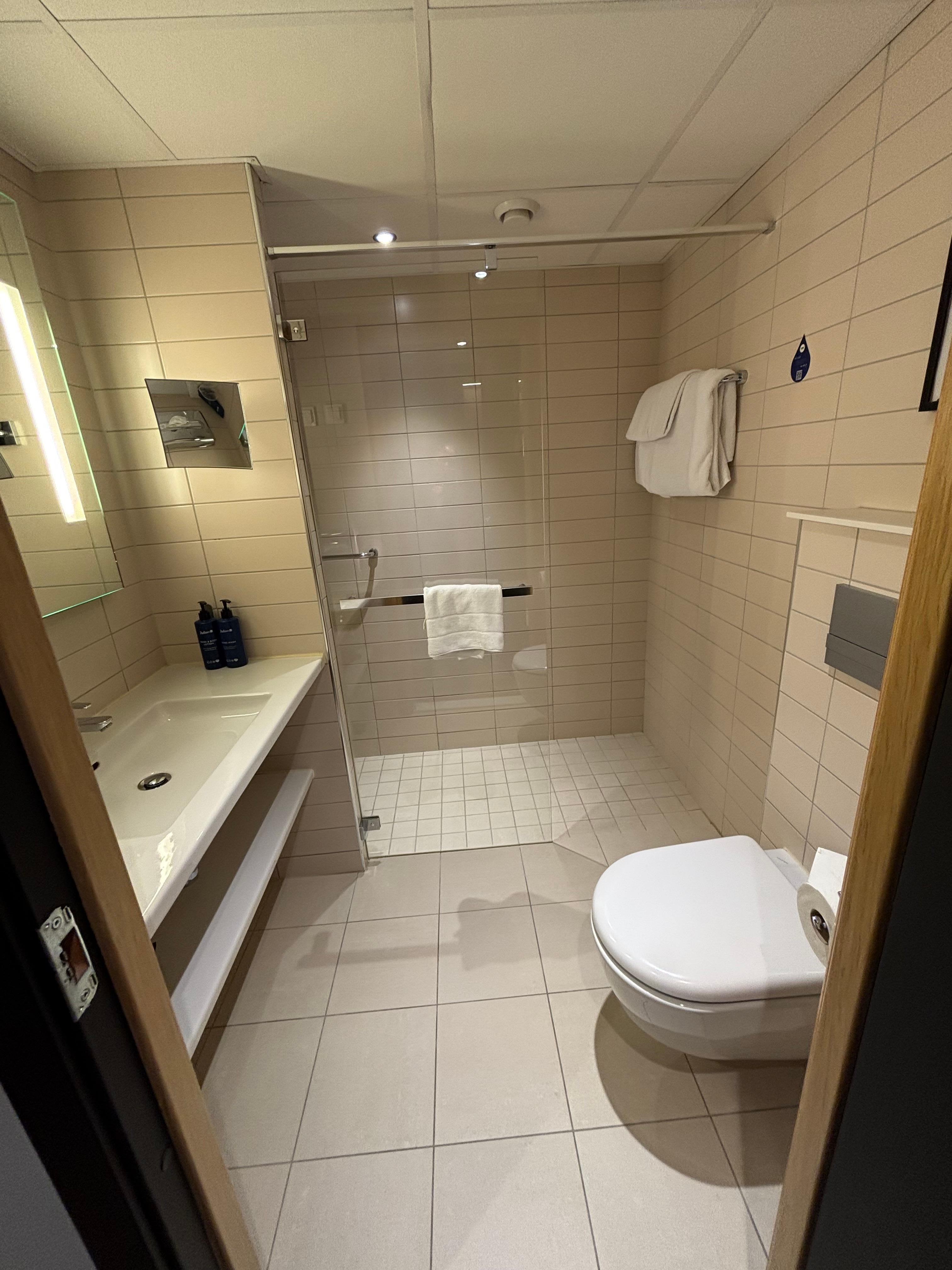 Fräscht och fint badrum👍.