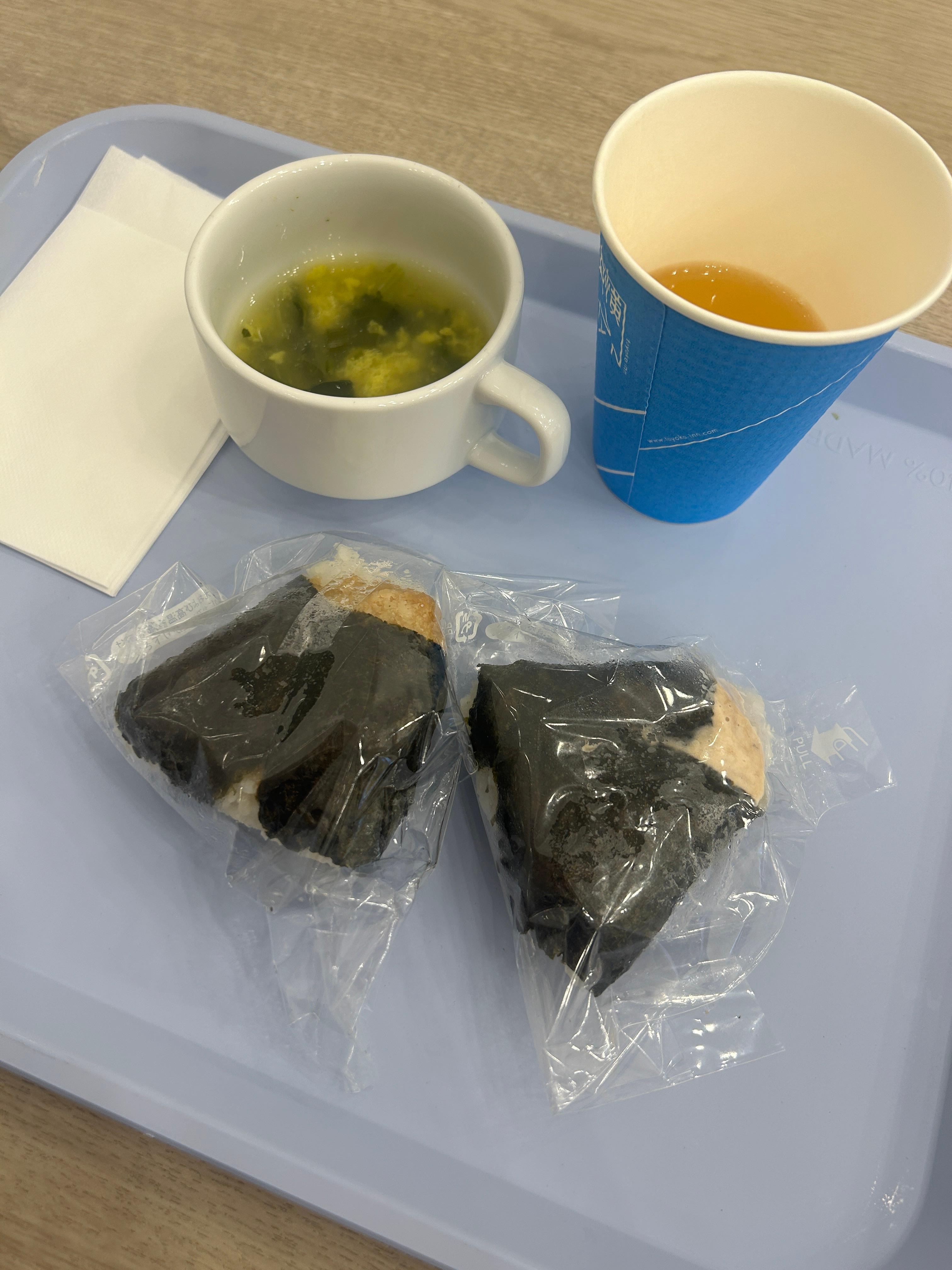 조식은 주먹밥, 빵 두 종류 뿐이지만 방으로 가져다 먹을 수도 있다