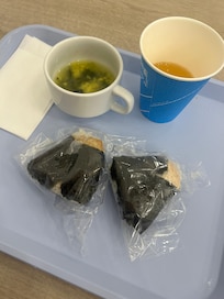 조식은 주먹밥, 빵 두 종류 뿐이지만 방으로 가져다 먹을 수도 있다