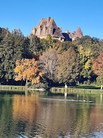 Lanquais Chateau & Lake