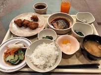 唐揚げ定食。鯖の味噌煮をはじめ小鉢がたくさん付いてて無料🥢