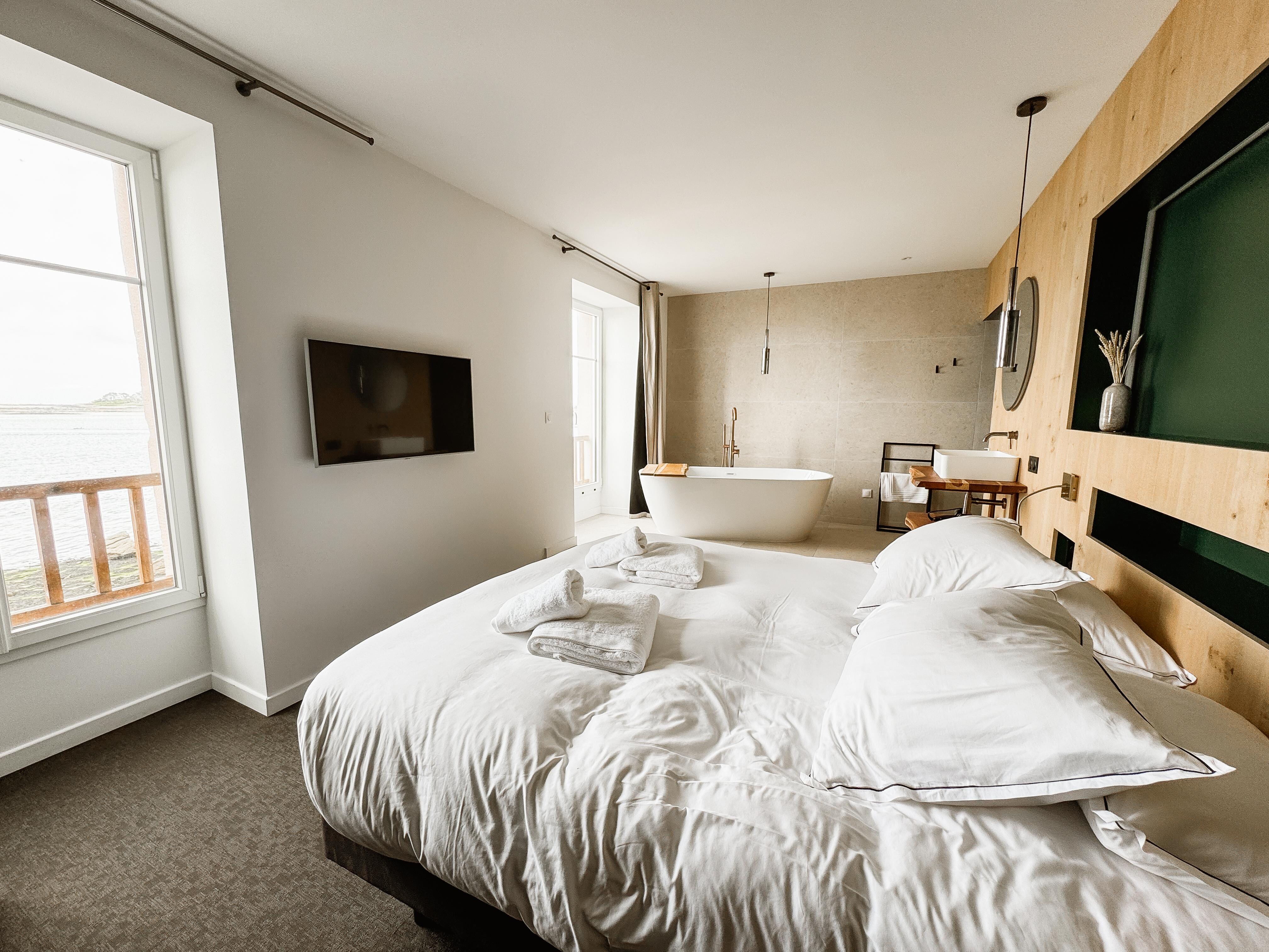 Main bedroom with statement bath