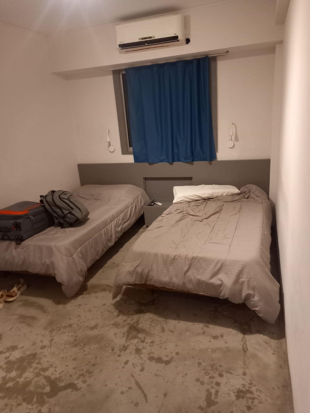 el piso desgastado, no es igual a foto que se muestra en la pagina del hotel. este es mentir a los huespedes