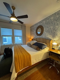 Middle bedroom w King bed