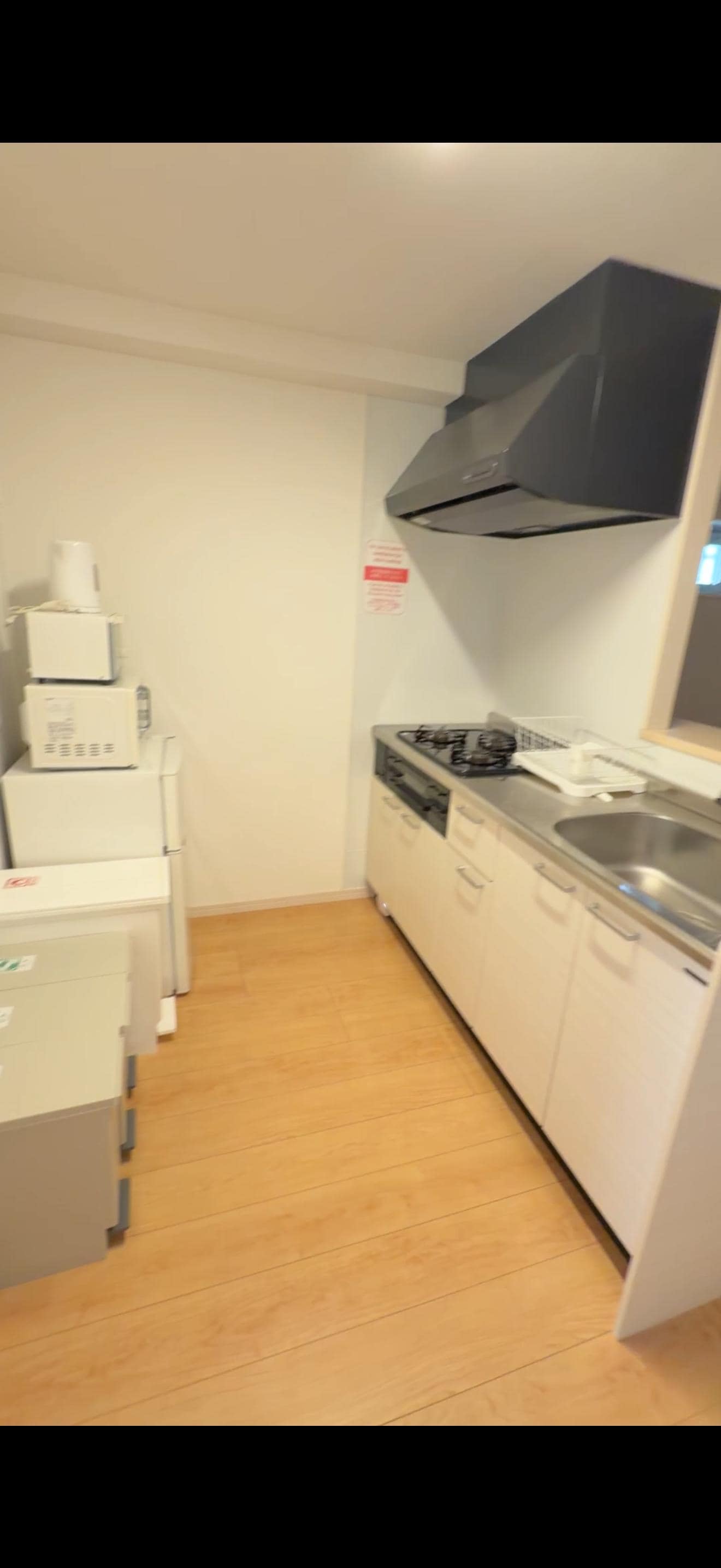 開放式的廚房，瓦斯爐是用明火