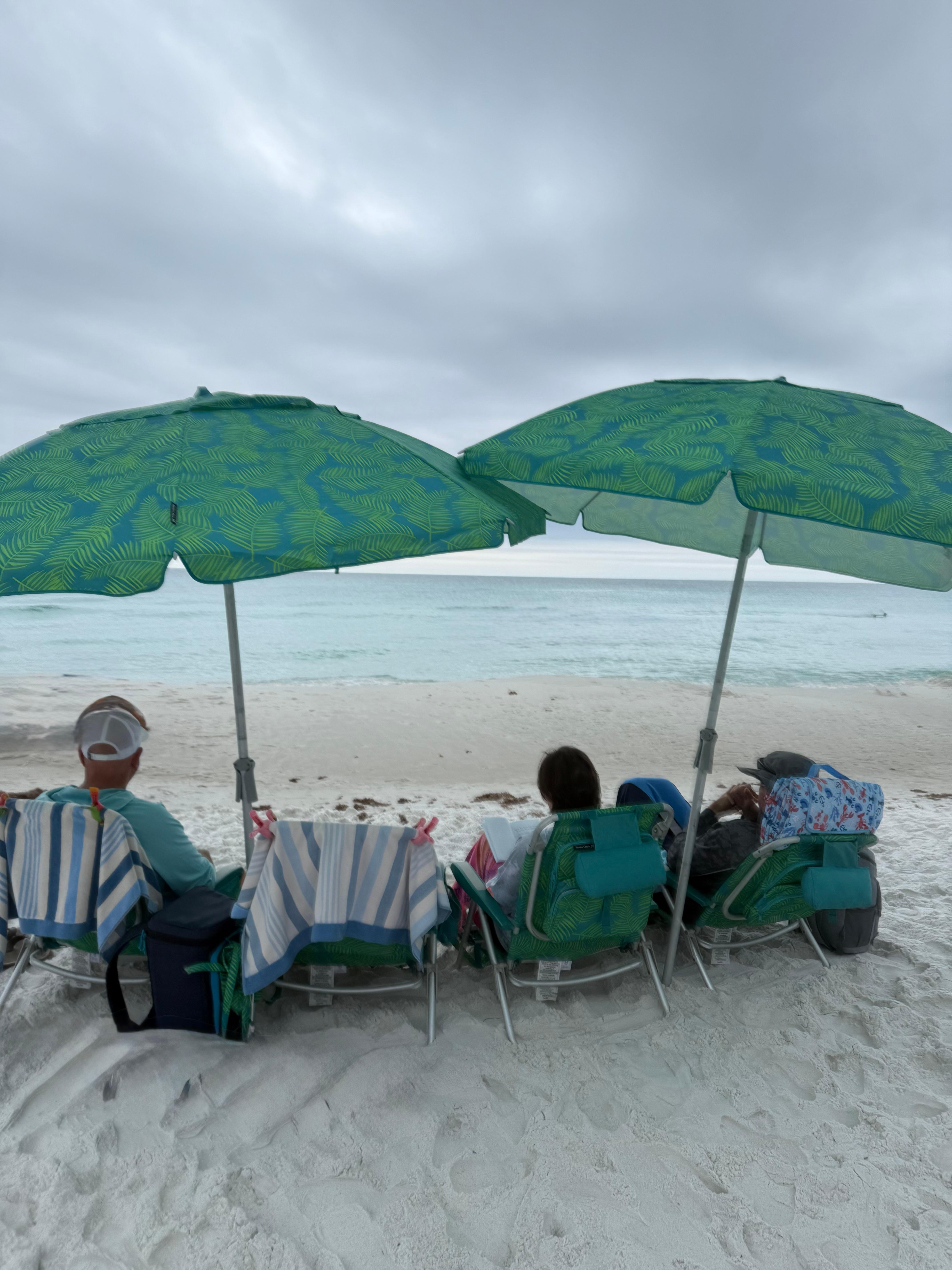 Beach chairs, umbrellas and beach towels provided from house!