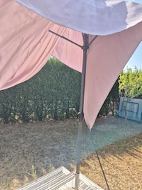 Viele defekte Veranda Assesoires wie Sonnenschirm, Hängematten, Tisch...