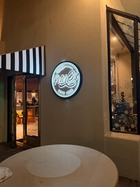 This restaurant does not allow dogs!