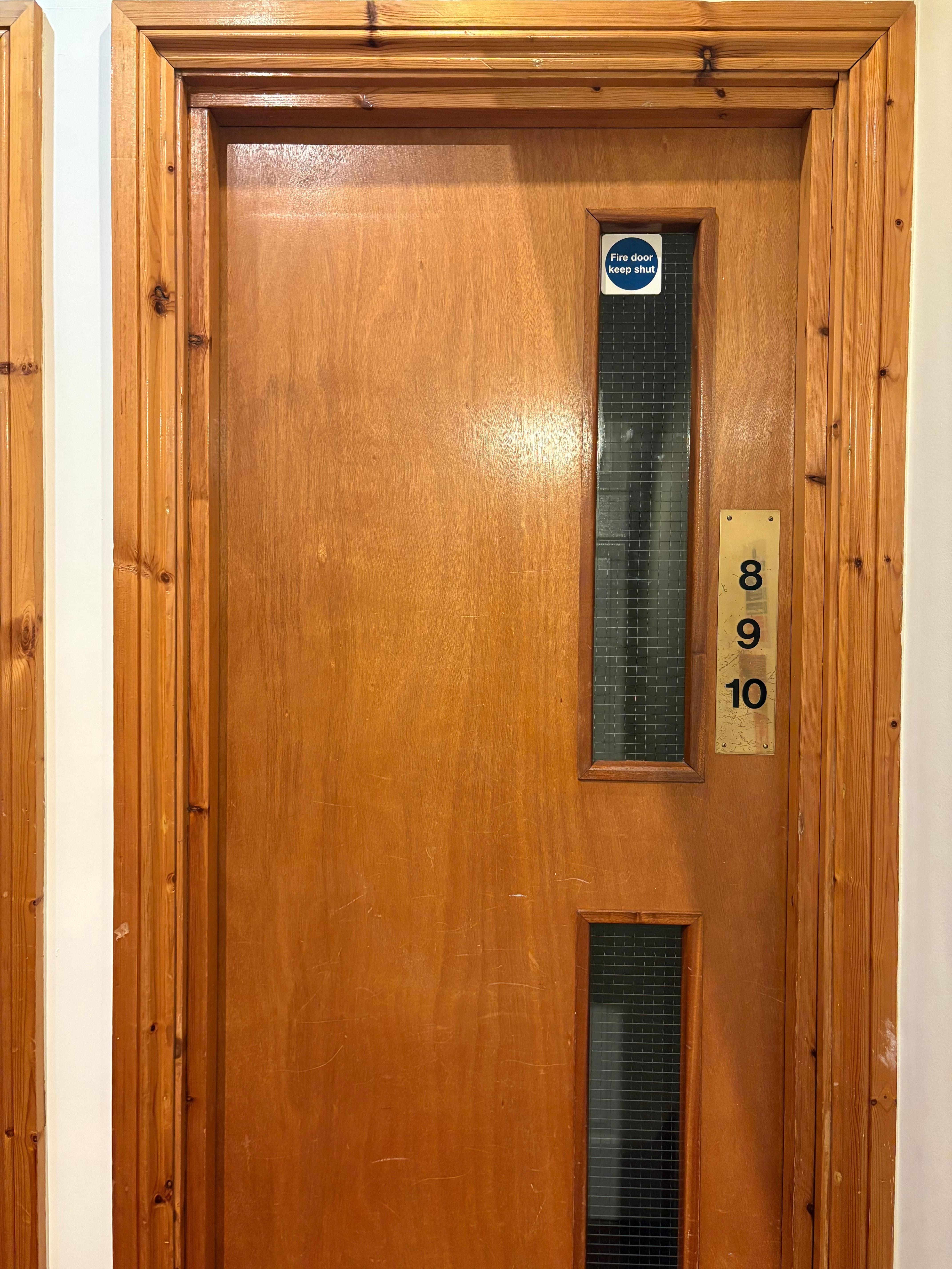 部屋のドアの前のドア