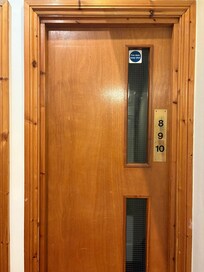 部屋のドアの前のドア