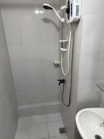 Almost no separation from shower floor to sink floor. Water was easily overflowing to floor.