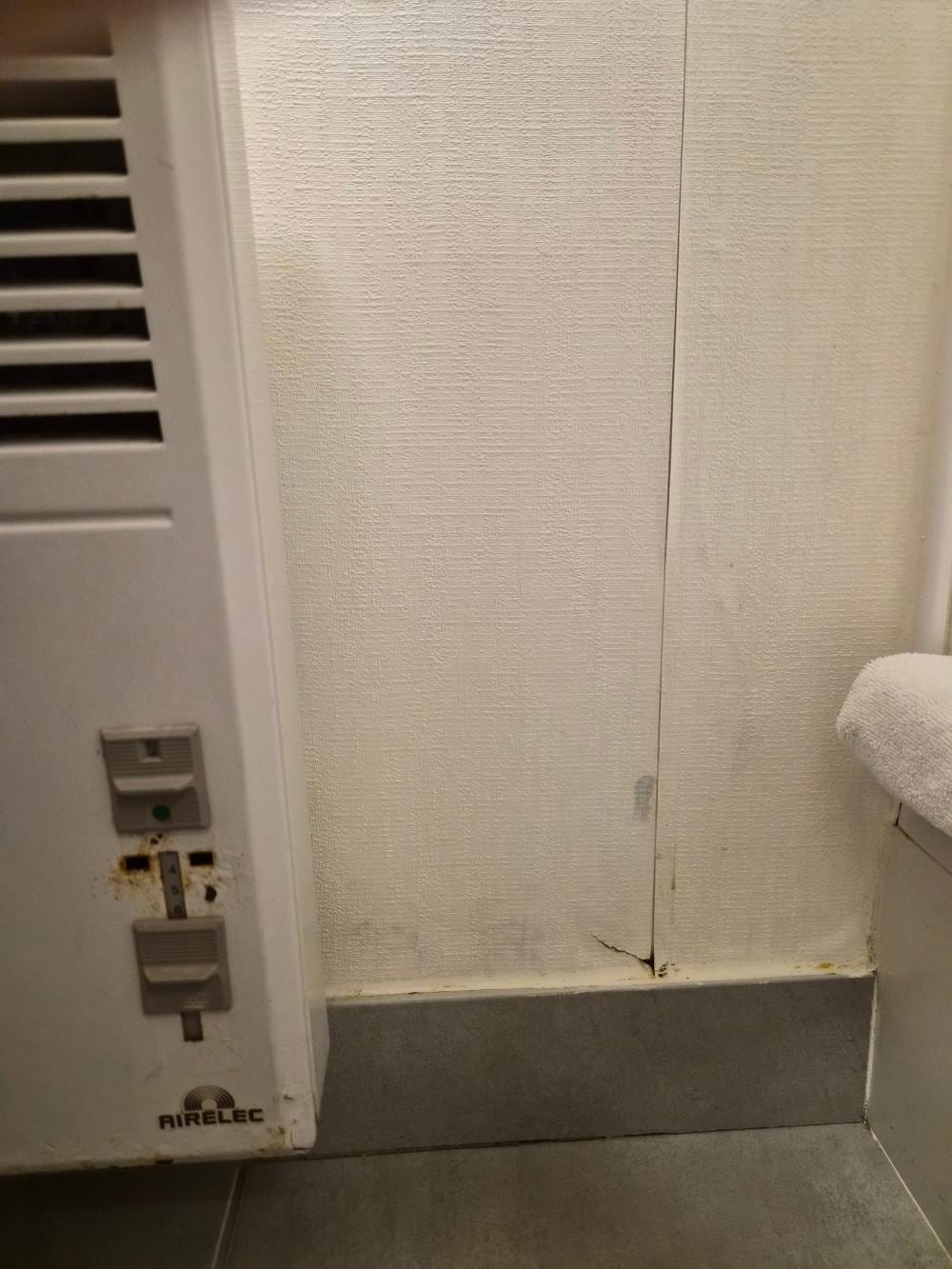 convecteur médiocre , papier peint taché et décollé
