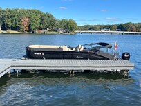 Pontoon boat