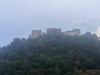 Das ist das Ferienhaus inkl. Terrasse. (ganz links)