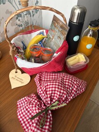 Breakfast basket