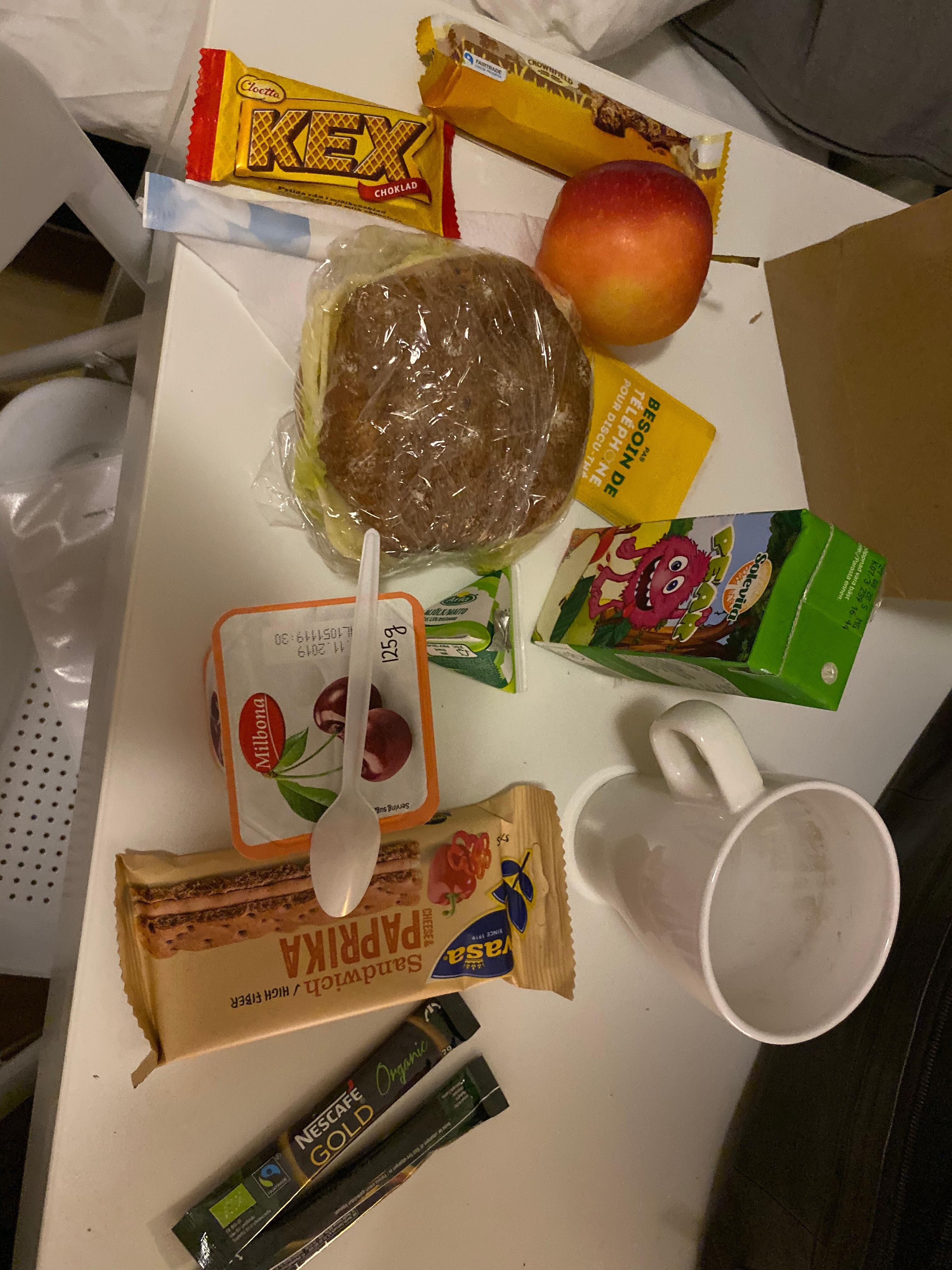 Chokladkakor och saft...nja och odiskad kaffekopp