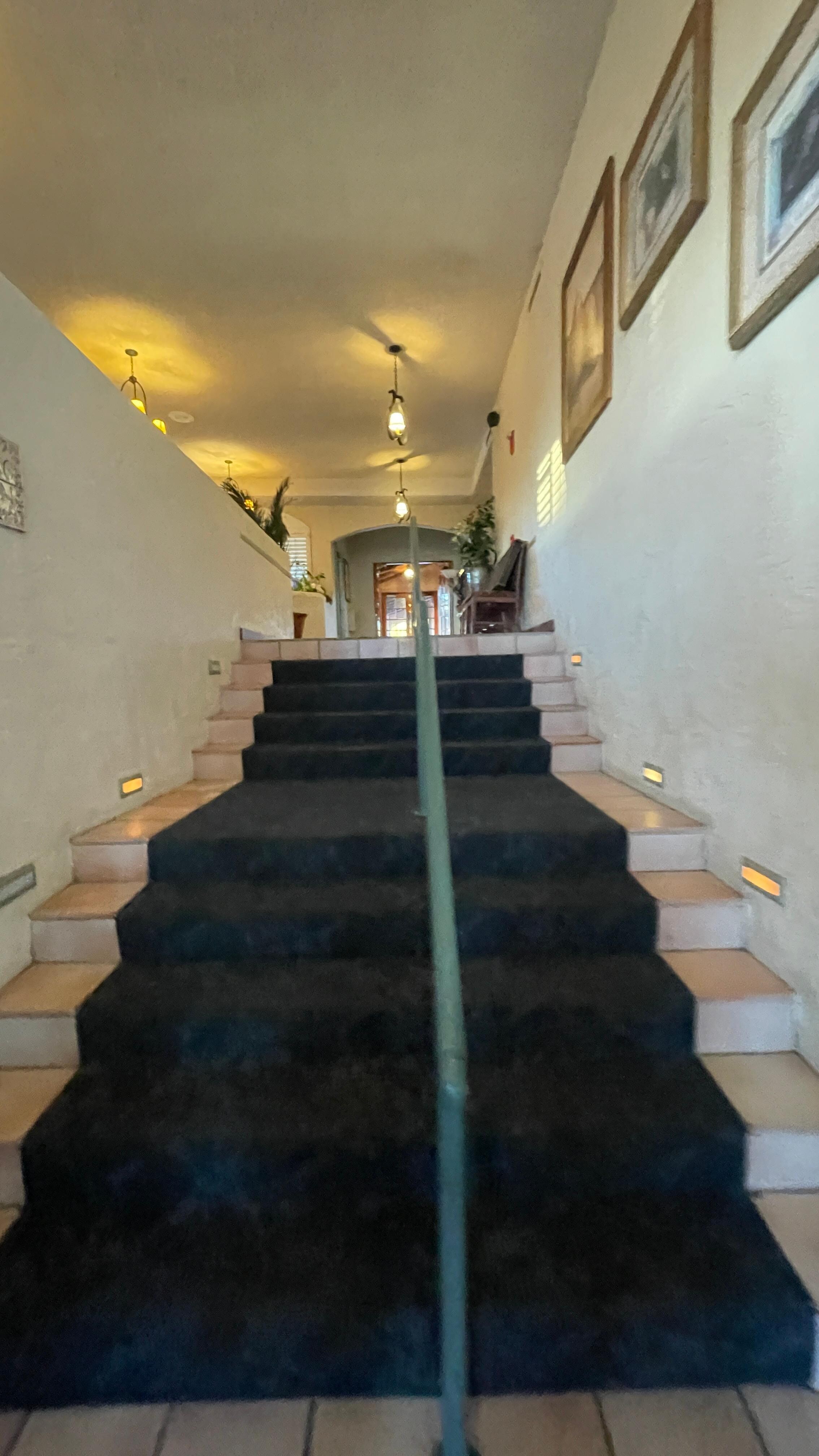 Escaleras para ingresar al restaurante 