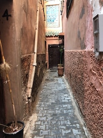 INGRESSO RIAD (SULLA DESTRA IN FONDO AL VICOLO)