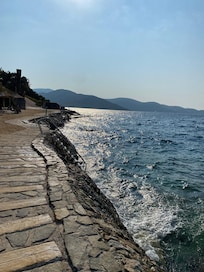 If coming here I’d recommend 2 nights to enjoy this but not suffer with the food/ service