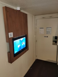 Ăcran lcd de taille moyenne avec un encadrement plus adaptĂ©.
