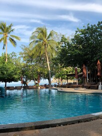 Ótima piscina com espreguiçadeiras