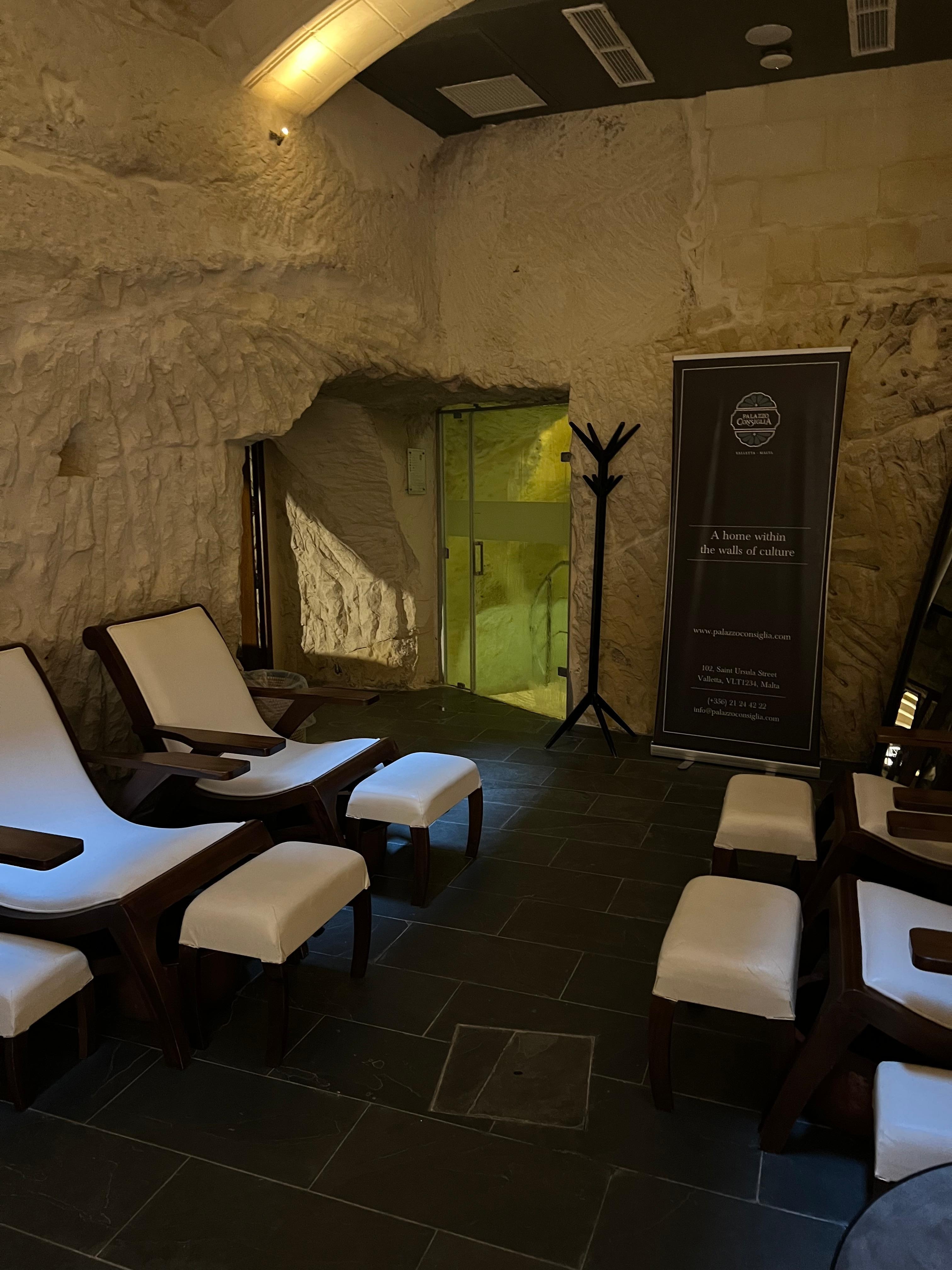 地下のスパのリラックスルーム