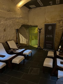 地下のスパのリラックスルーム