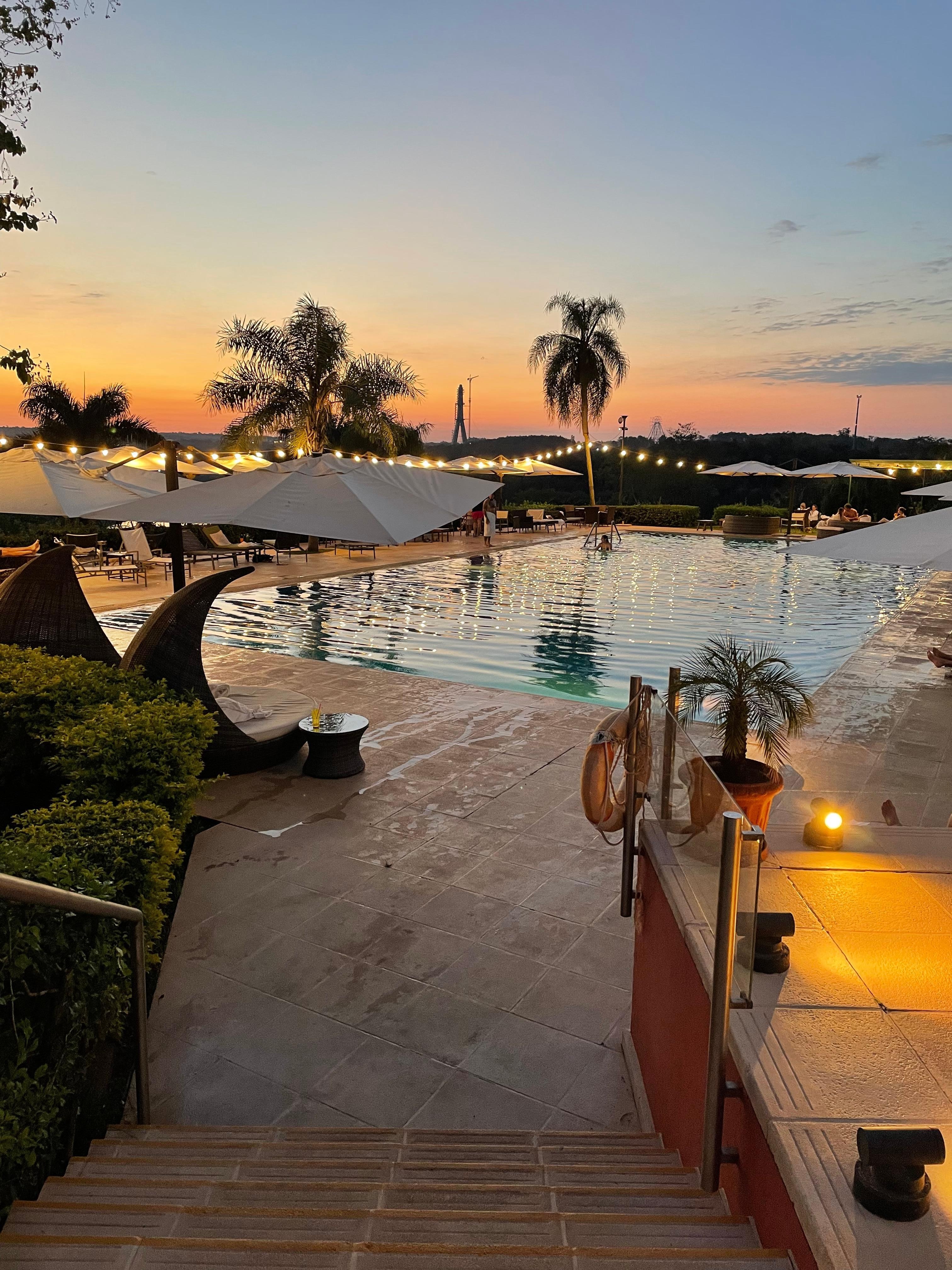 Atardecer en piscina